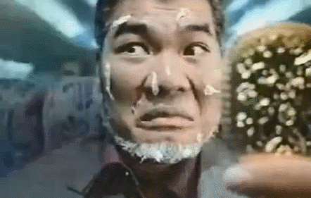 当帮派大哥在飞机上因为意外情况而出现满脸纸屑的时候